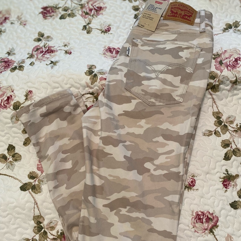 Women’s NWT Levi’s Camo jeans size 2